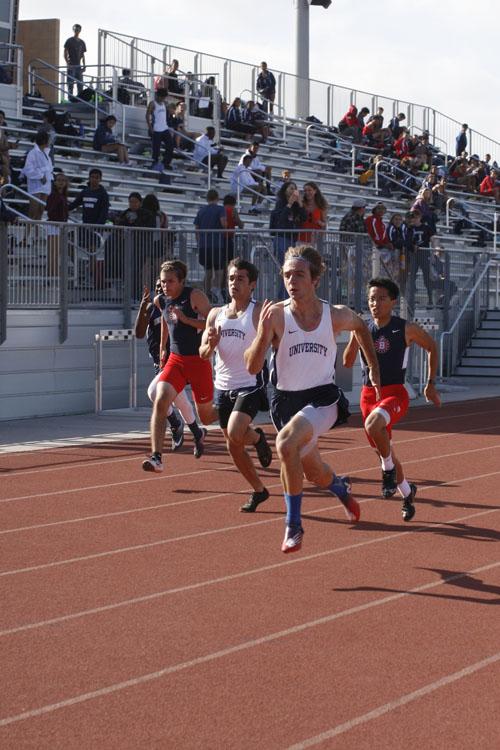 Harry Baker (Sr.) leads at the front of the 100m to win first. (A.Iwata)