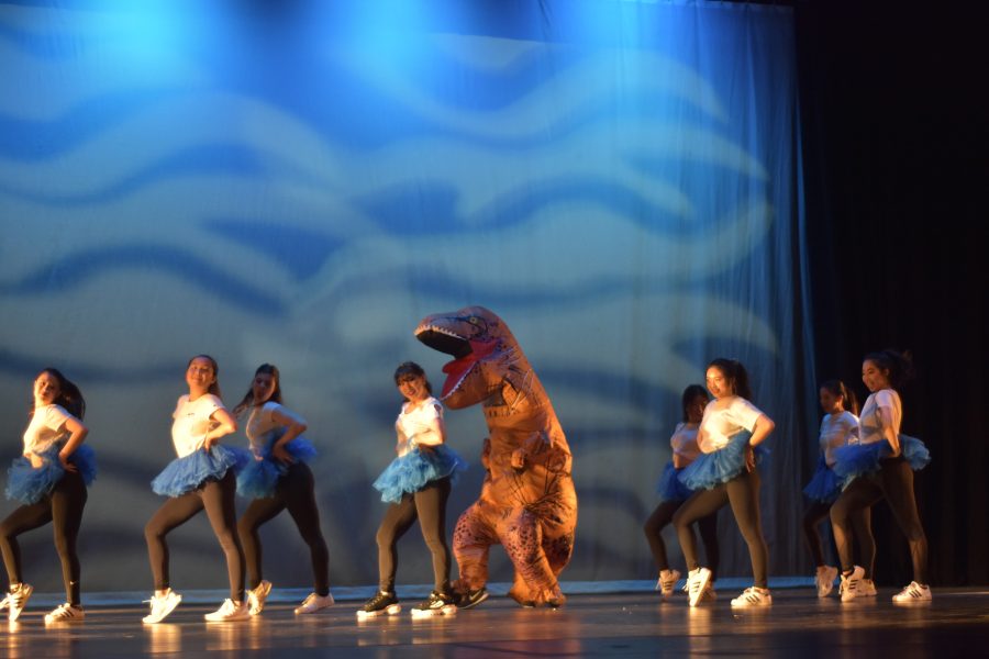 The dancing dinosaur was a humorous act, garnering lots of applause (Claire Ke)