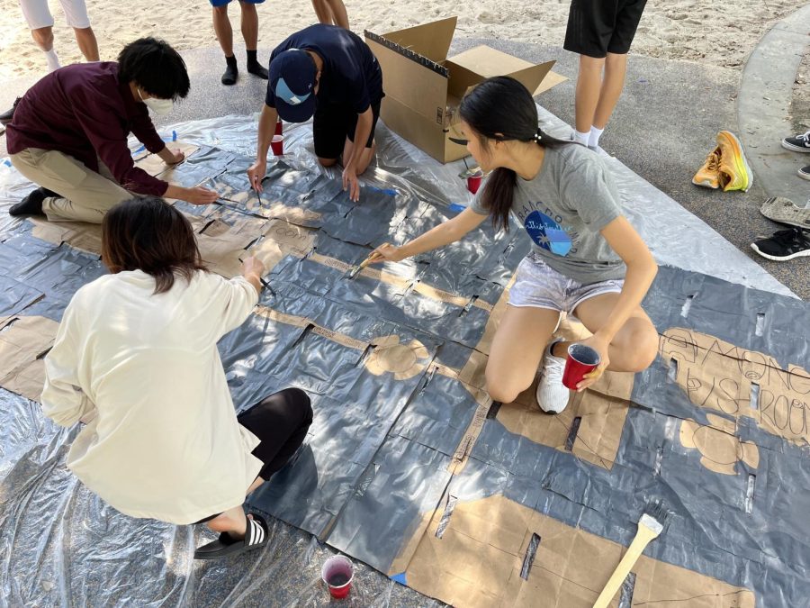 Sophomore class works on a mural that will be showcased on Spirit Night. Photo by Ashaley Jiang.