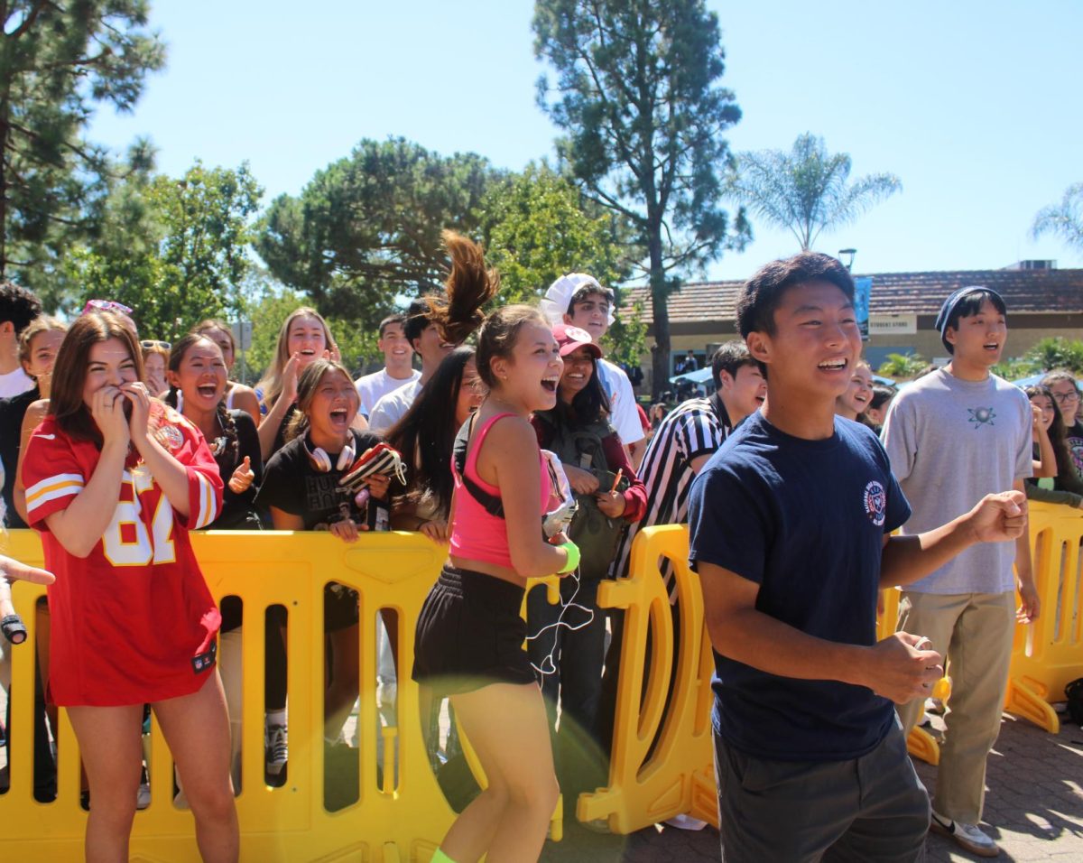 Seniors+enthusiastically+cheer+on+their+peers+in+Tuesdays+scavenger+hunt+during+lunch.