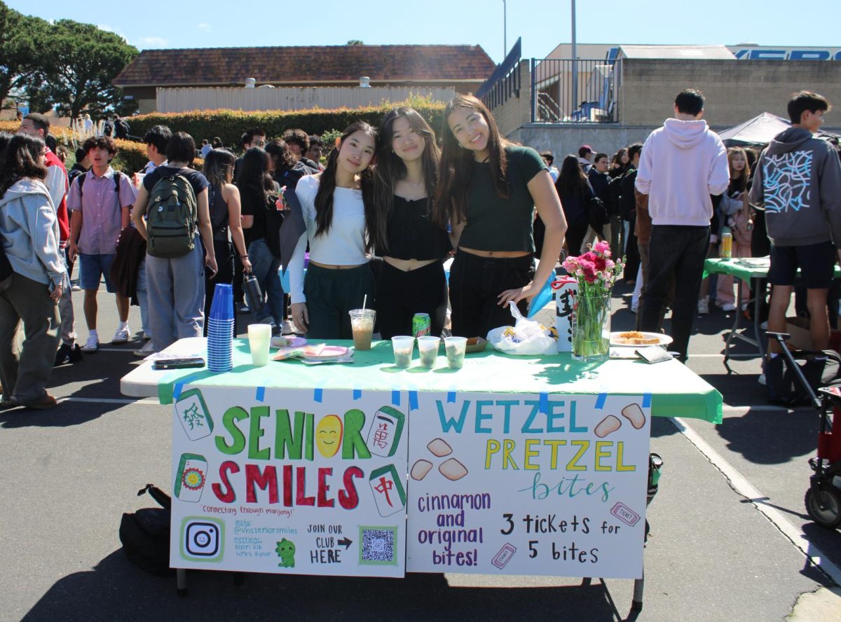 Members+of+a+club+called+Senior+Smiles+selling+Wetzel+Pretzel+bites+to+raise+money.+At+University+High+School%E2%80%99s+Clubapalooza%2C+clubs+set+up+tables+together%2C+selling+food+or+other+items+to+raise+money+for+their+club.+%0A